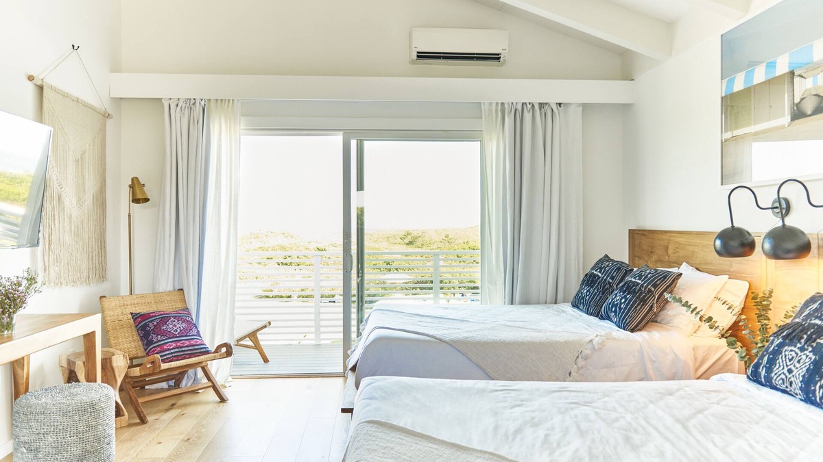 Montauk Hotel | Enjoy a Hassle-Free and Comfortable Stay! 2 Relaxing Units, Free Parking, Pool
