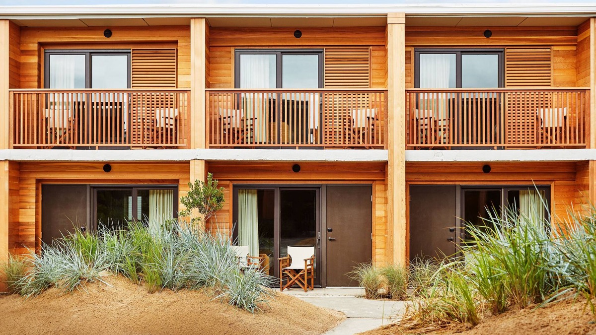 Montauk Hotel | Enjoy a Hassle-Free Stay! 2 Comfortable Units, Free Parking, Pool, Beachfront!