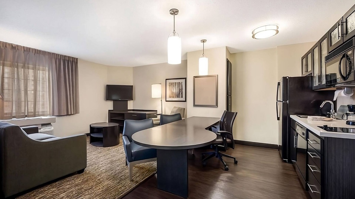 Waukegan House | Enjoy a Hassle-Free & Suiting Stay! 2 Relaxing Units with Kitchen, Pet-friendly!