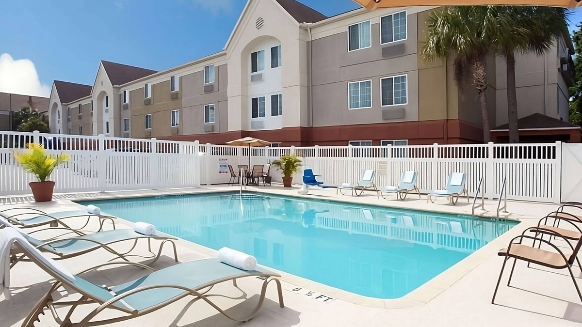Clearwater House | Enjoy a Hassle-Free Stay! 2 Comfortable Units, Outdoor Pool, Free Parking