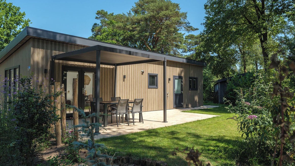 Municipality of Apeldoorn House | Enjoy a luxurious holiday home for 5 persons in the wooded nature of the Veluwe, complete with modern amenities, air conditioning, and a stylish pergola for optimal comfort.