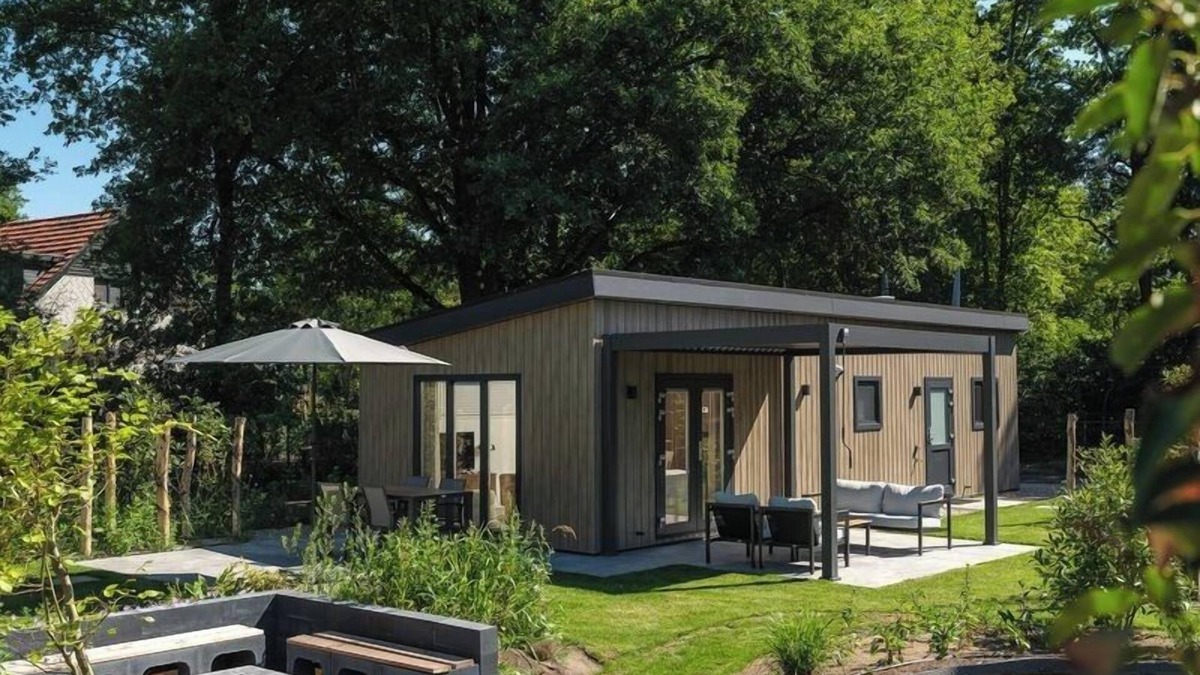 Lieren House | Enjoy a luxurious holiday home for 4 people in the wooded nature of the Veluwe, complete with modern amenities, air conditioning, and a stylish pergola for ultimate comfort. You can also completely unwind in the wonderful private hot tub and sauna, p