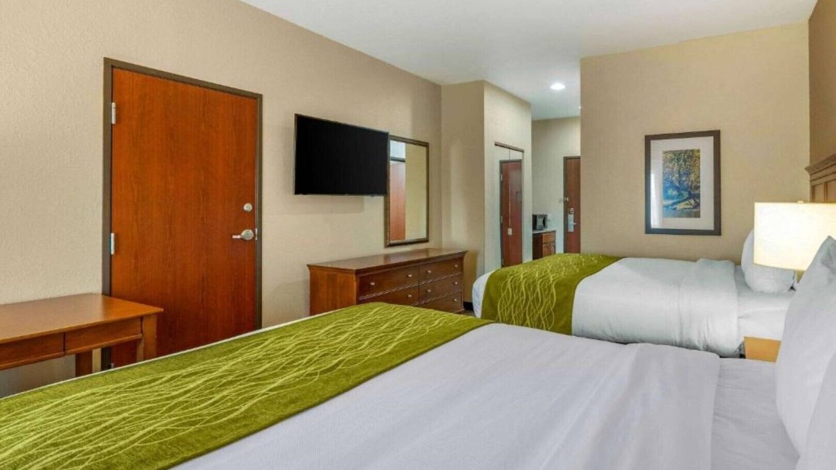 Quad Cities House | Enjoy a new look and feel at our renovated room !