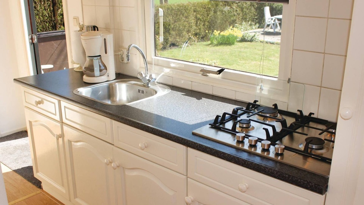 Tzummarum House | Enjoy a pleasant vacation in Friesland in this practically furnished chalet in Tzummarum.
