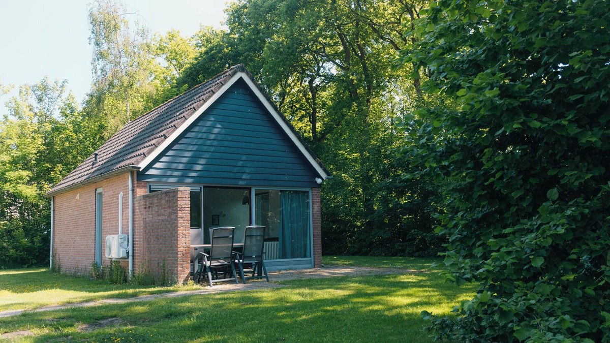 Nieuw Heeten House | Enjoy a relaxing stay in Bungalow IJssel for 4 people at De Sallandshoeve Holiday Park, surrounded by nature and the beauty of Sallandse Heuvelrug.