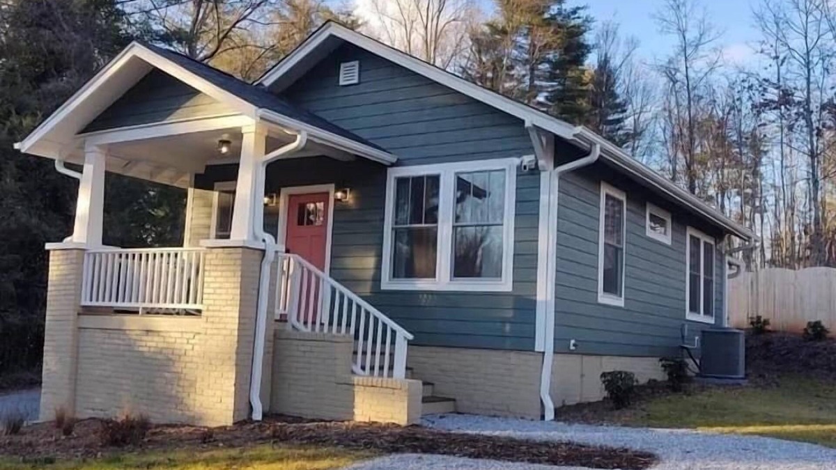 Hendersonville Cottage | Enjoy a small town experience!