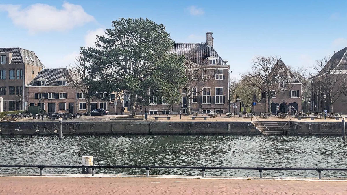 Municipality of Hellevoetsluis Boat Rental | Enjoy a special vacation on this inviting houseboat.