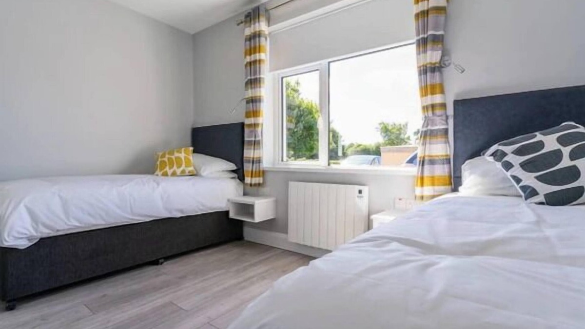 Tramore Apartment | Enjoy a stay at the scenic Tramore Golf Club in one of our Burrows Lodge guest suites.