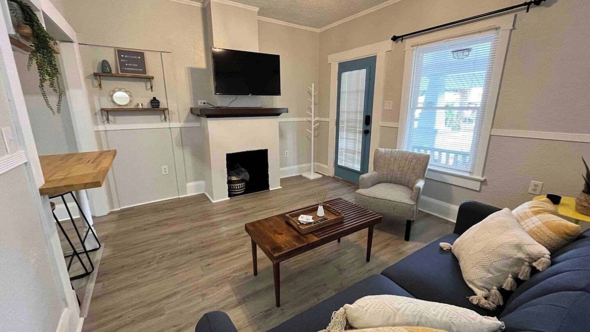 Dixieland Apartment | Enjoy a stylish experience at this centrally-located place