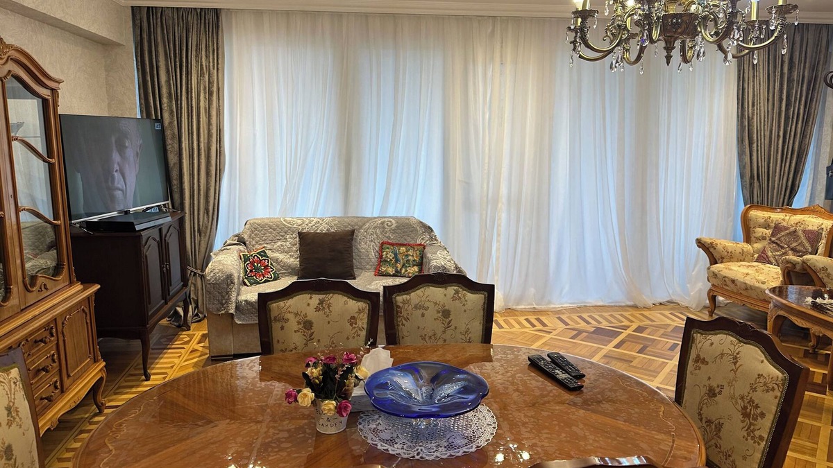 Nasimi Apartment | Enjoy a stylish vacation in the heart of Baku. The combination of antique classic furnishings and modern renovations, combined with the sunrise and sunset crystal sha