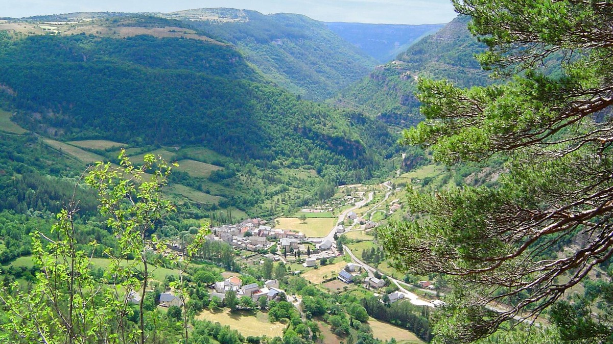 Treves Apartment | Enjoy a wonderful view of the mountains on vacation in this beautiful vacation apartment.