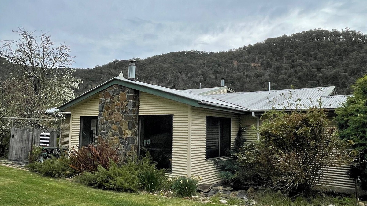 Omeo House | Enjoy Alpine Lifestyle at Mesley Manor, in heart of Omeo, close to Bike Trails