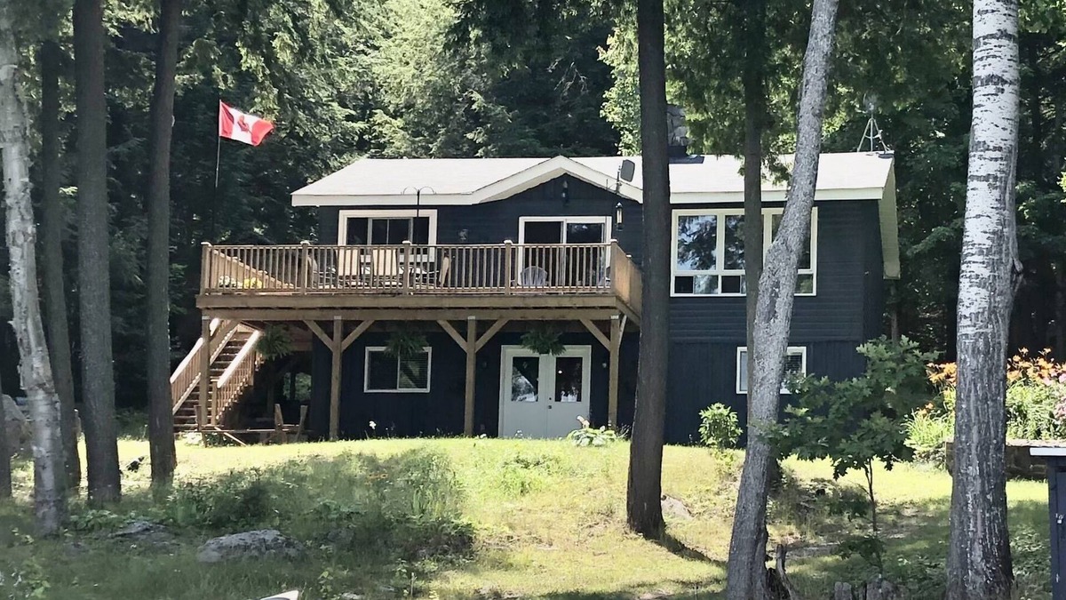 Hastings Highlands Cottage | Enjoy an escape in an all season cottage on Lake Kamaniskeg in Barry's Bay