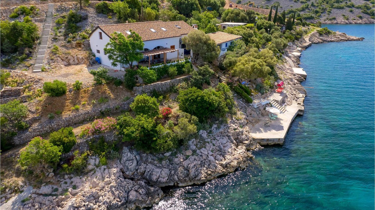 Jablanac House | Enjoy an oasis of peace and beauty right by the sea on your next vacation.