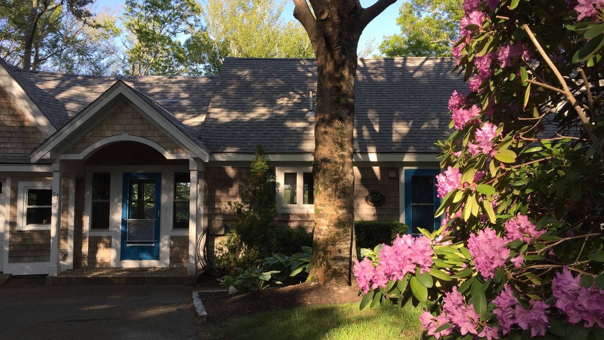 Mashpee House | Enjoy any season at our peaceful lake home!