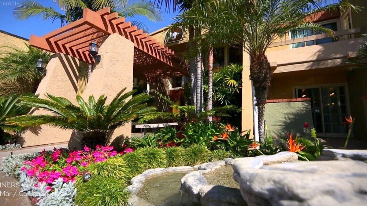 Solana Beach Hotel | Enjoy beautiful beaches of Del Mar, minutes to San Diego. Walk to restaurants.