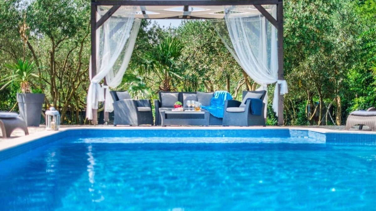Pinezici Villa | Enjoy complete Peace and Relaxation at Ivana Villa, features Air conditioning, Wifi, Barbecue !