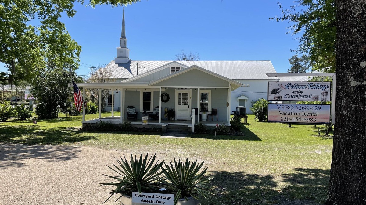 Crawfordville Cottage | Enjoy Crawfordville at the Courtyard’s Pelican Cottage.