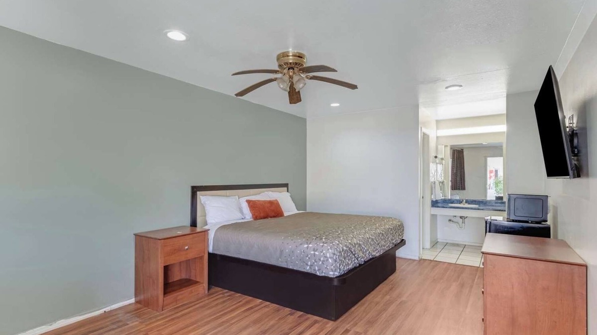 Eastside Promise Neighborhood Hotel | Enjoy Free Breakfast in a Spacious Room Close to Major Downtown Attractions