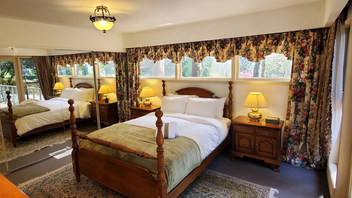 Hollyburn House | Enjoy in peace and a natural garden during your stay