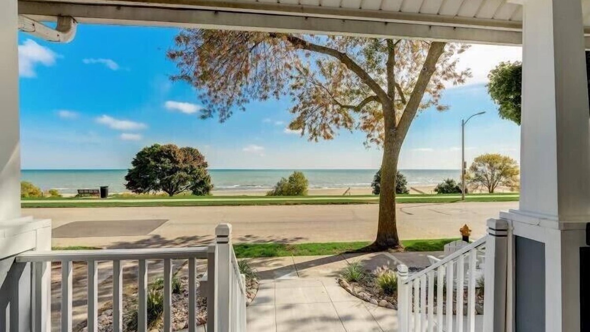 Racine House | Enjoy Lakefront living with family!