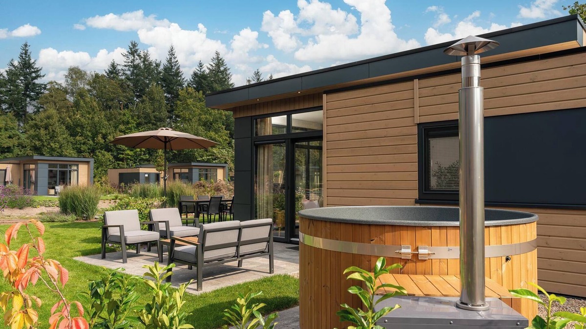 Lieren House | Enjoy luxury and comfort in our spacious Cannenburch with modern amenities and your own hot tub