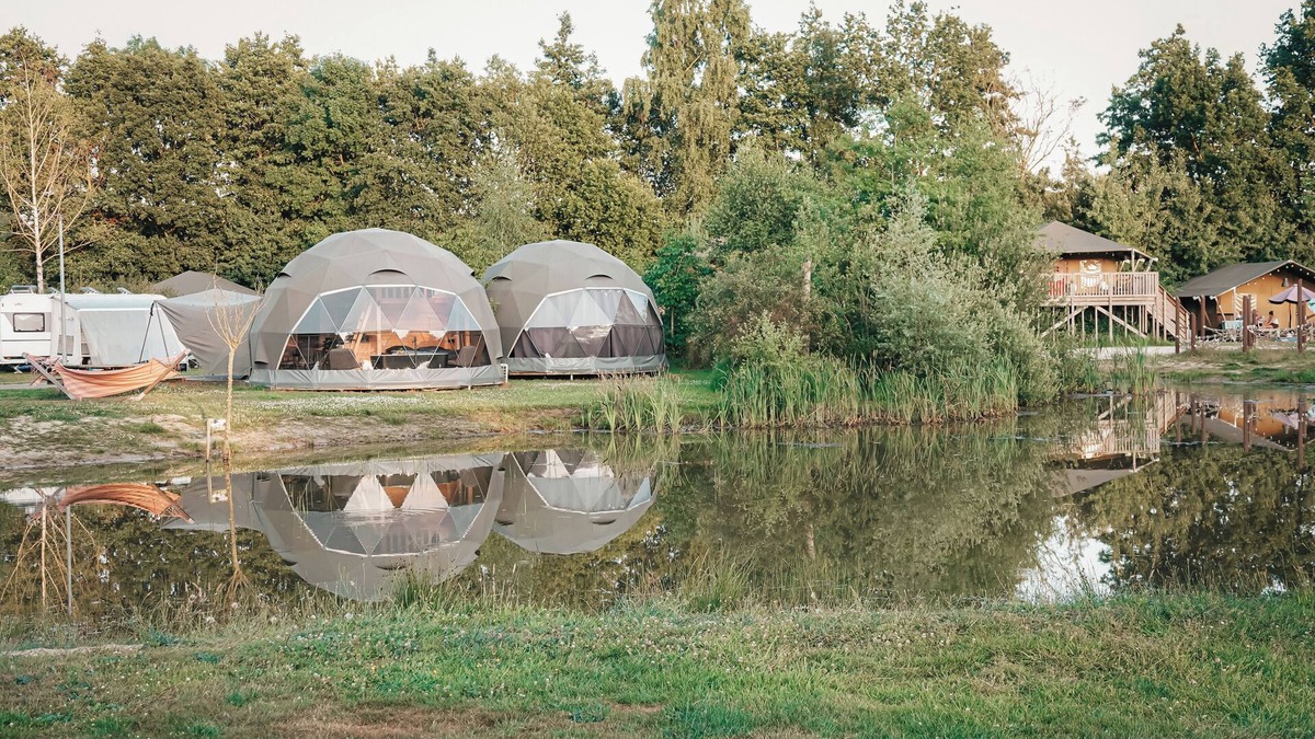 Nieuw Heeten House | Enjoy luxury glamping in the Waard Round Holly tent, with a pond view, a bathtub, and modern amenities for 4 people.