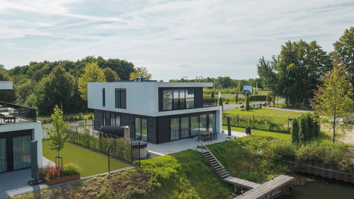Zeewolde House | Enjoy luxury in the vacation villa Moon: 8-person villa with whirlpool, sauna and terrace by the water. Modern and spacious, ideal for a relaxing vacation!