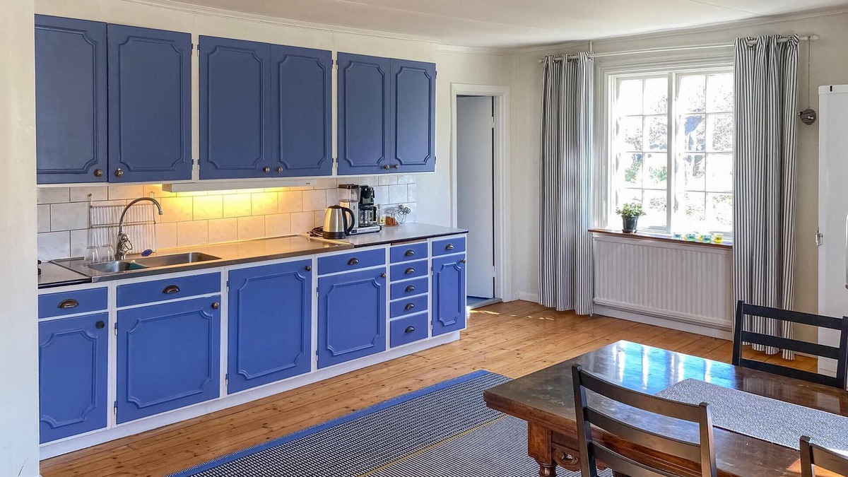 Soderkoping Municipality House | Enjoy pure idyll in this old cottage within walking distance to the fjord