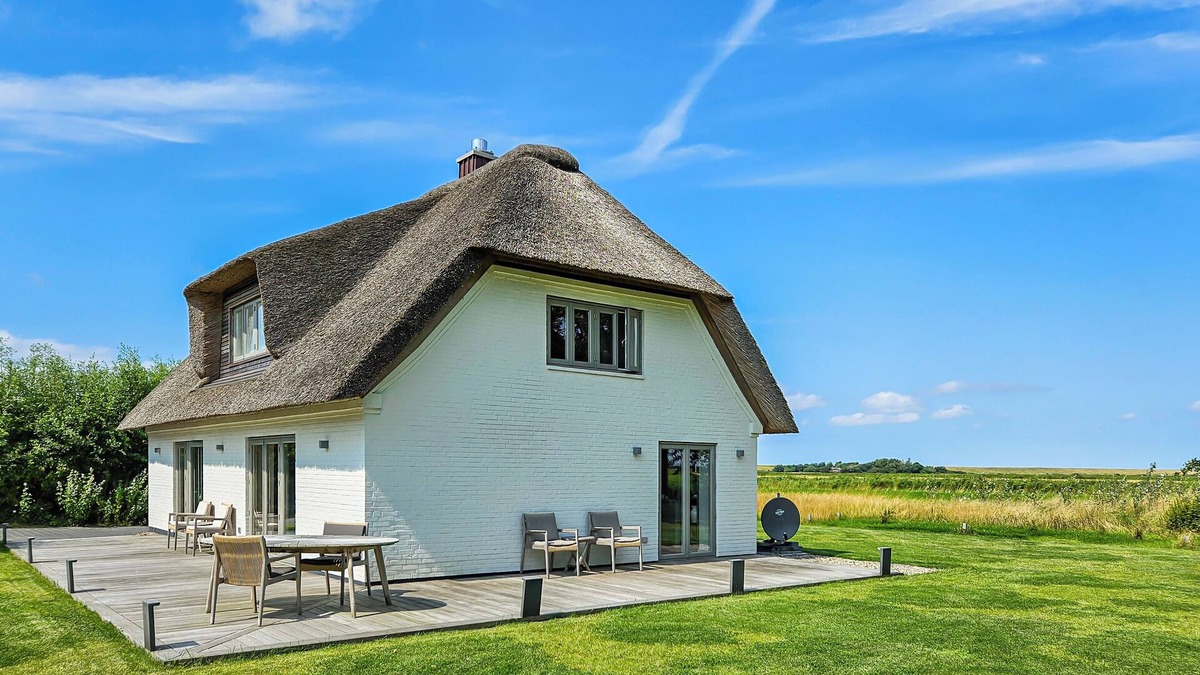 Westerhever House | "Enjoy relaxing days at Reethus 8 Grad Ost near the coast!"