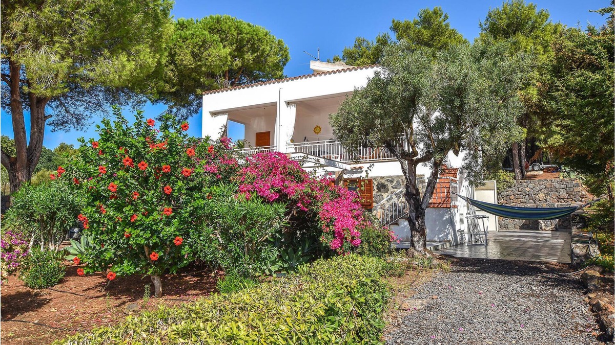 Ustica Apartment | Enjoy relaxing vacations on the island of Ustica.