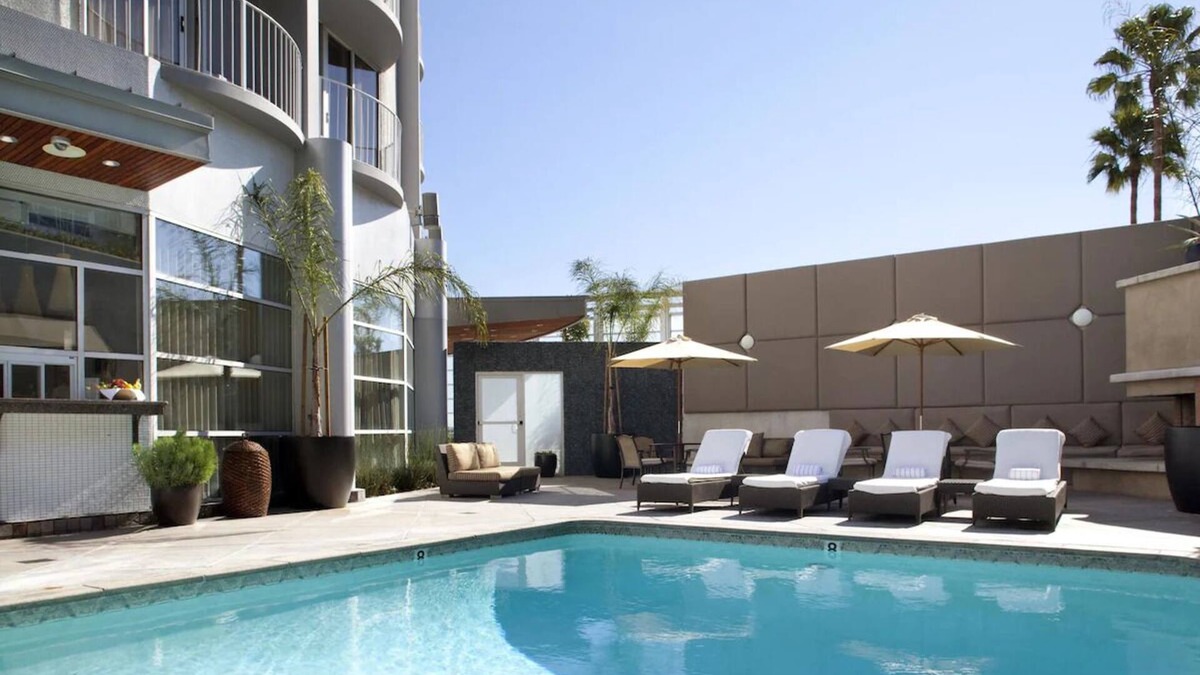 Los Angeles Hotel | Enjoy Rooftop Dining and Iconic LA Views at Quirky West Los Angeles Room