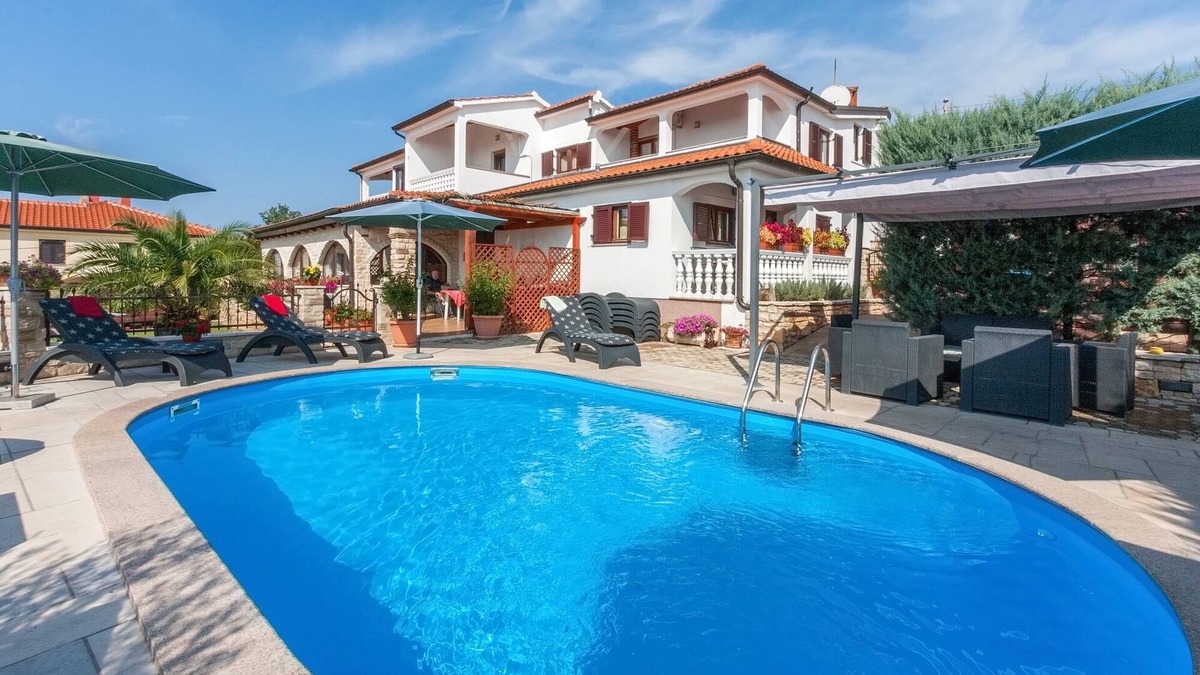 Brnobici Apartment | Enjoy sea views from the pool in Istria with family-friendly hosts