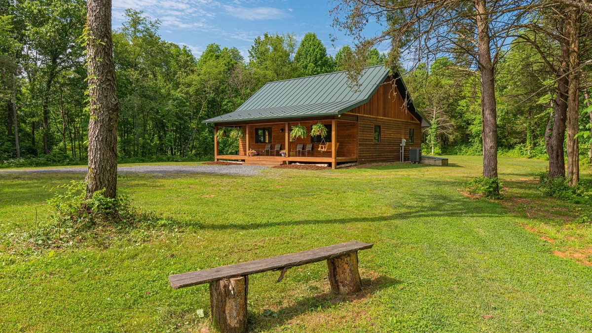 Rileyville Cabin | Enjoy Secluded Starry Nights! Near Luray, HotTub, FastWiFi, Handicap, Fireplace