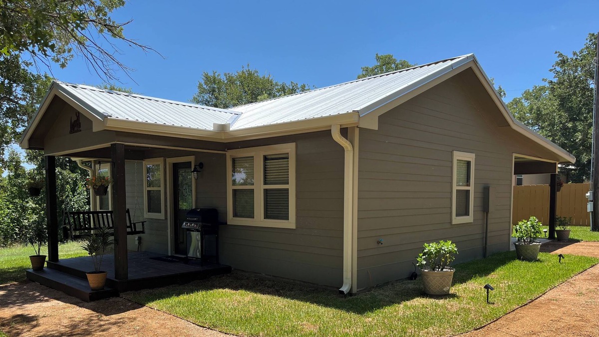 Wyldwood Cottage | Enjoy some R&R at this cozy cabin! Conveniently Located between Austin&Bastrop!