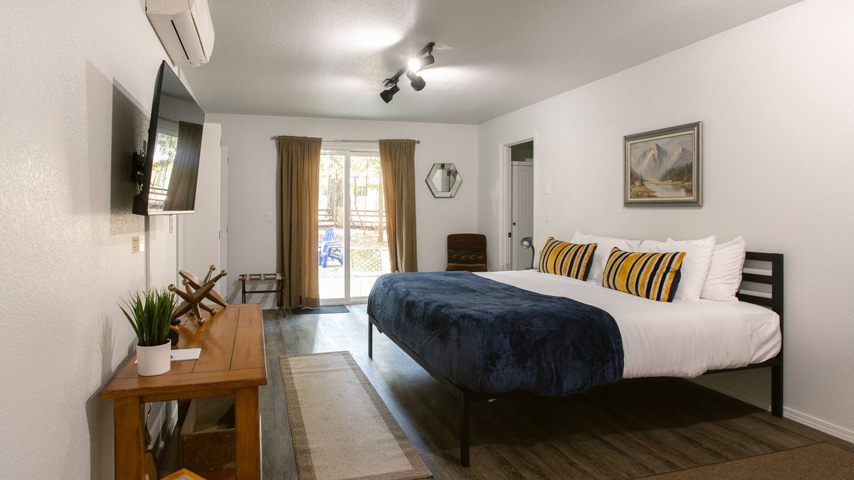 Cave Junction House | Enjoy the beauty of Southern Oregon with a stay in our cozy and spacious vacation rental!