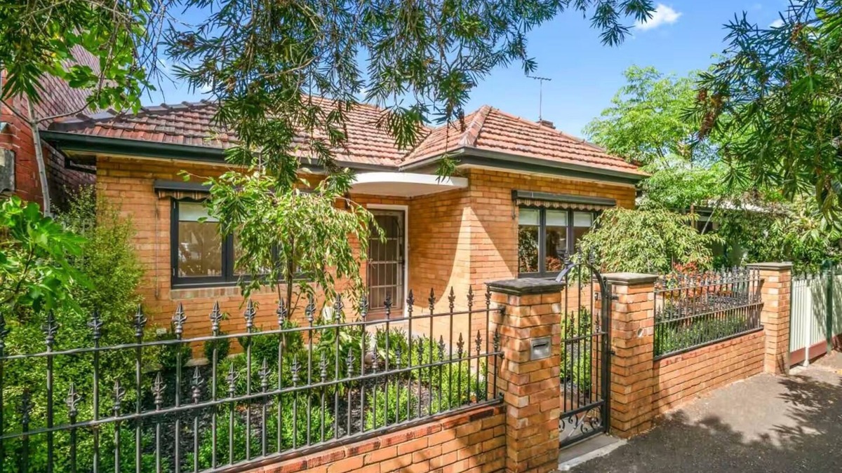 South Melbourne House | Enjoy the best of inner-bayside Melbourne in a sunny, fully renovated 3 BDR home