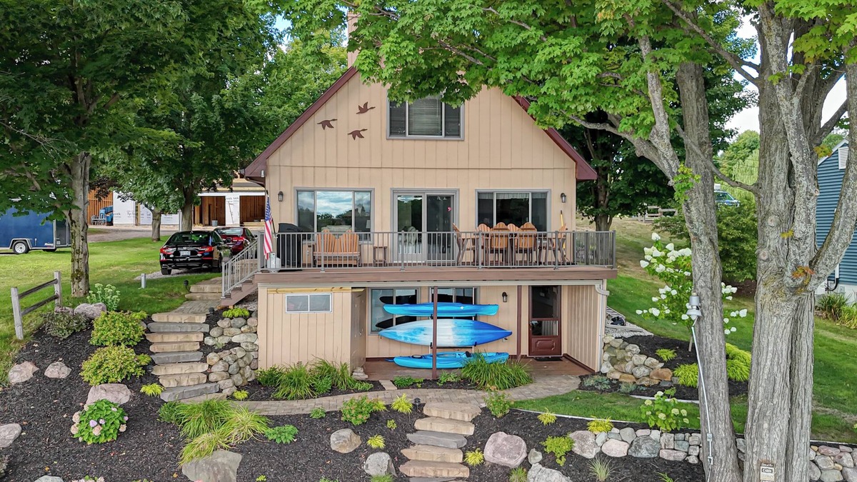 Traverse City House | Enjoy the Best of Both Worlds on Beautiful Silver Lake