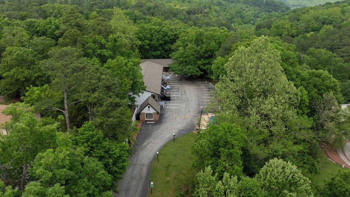 Eureka Springs Historic District Resort | Enjoy the charm of Queen Suite Number 6 at GloryDayz!