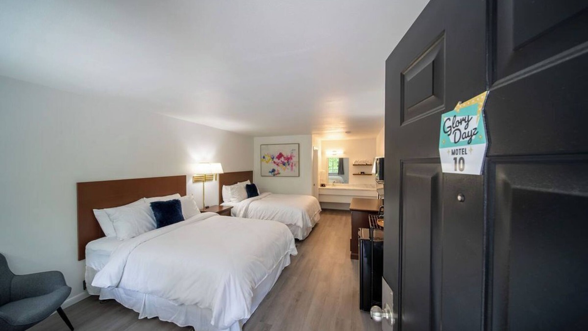 Eureka Springs Resort | Enjoy the charm of Queen Suite Number 10 at GloryDayz!