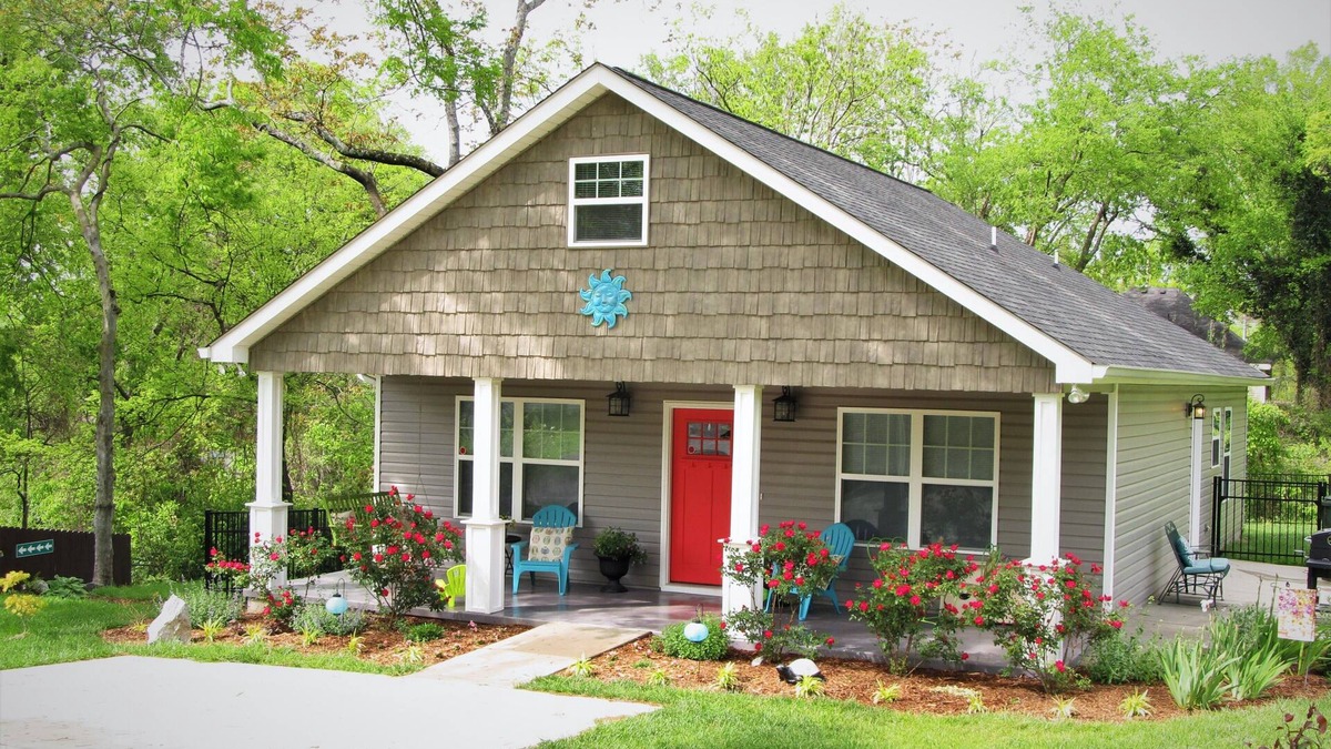 Chattanooga House | Enjoy the huge southern porch. Grab your sweet tea, Relax with Your Best Friend!