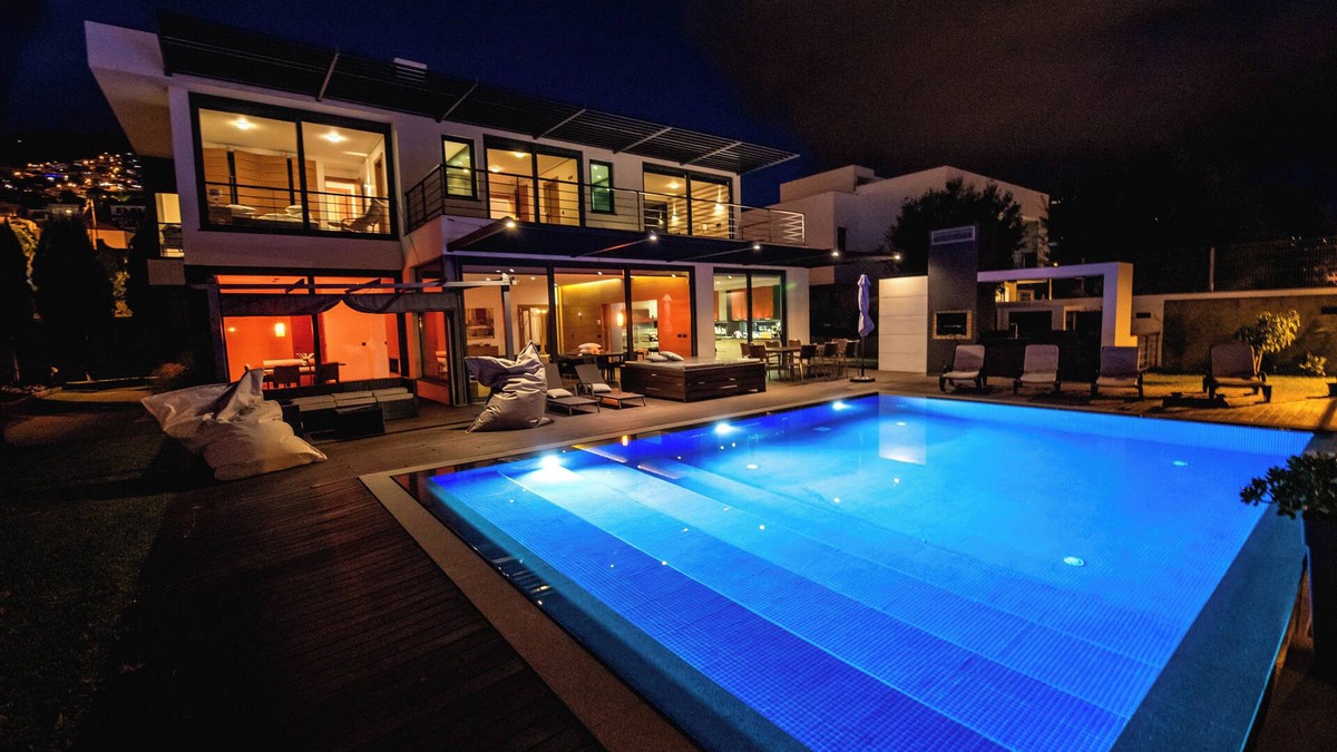 Santa Maria Maior Villa | Enjoy the luxury of the villa and the amazing view of Funchal Bay!