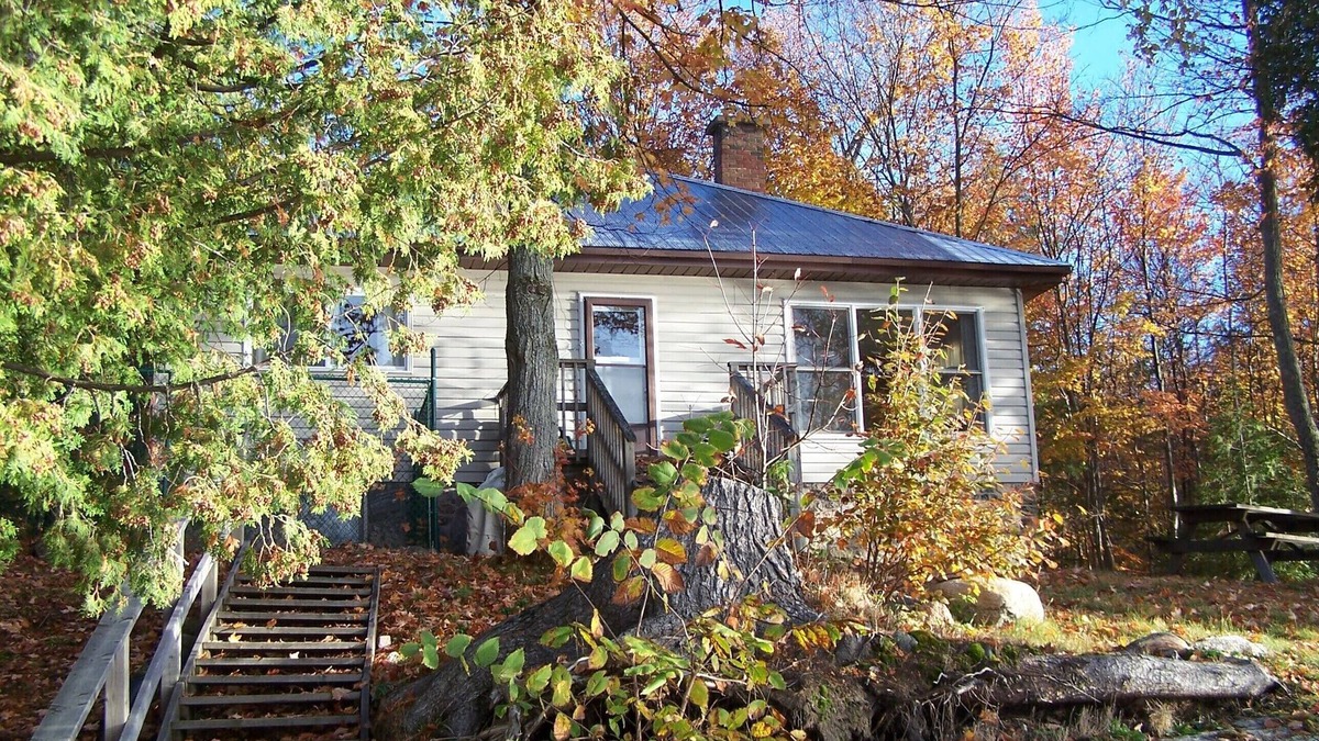 Highlands East House | Enjoy the rugged natural beauty of the Haliburton Highlands, in comfort.