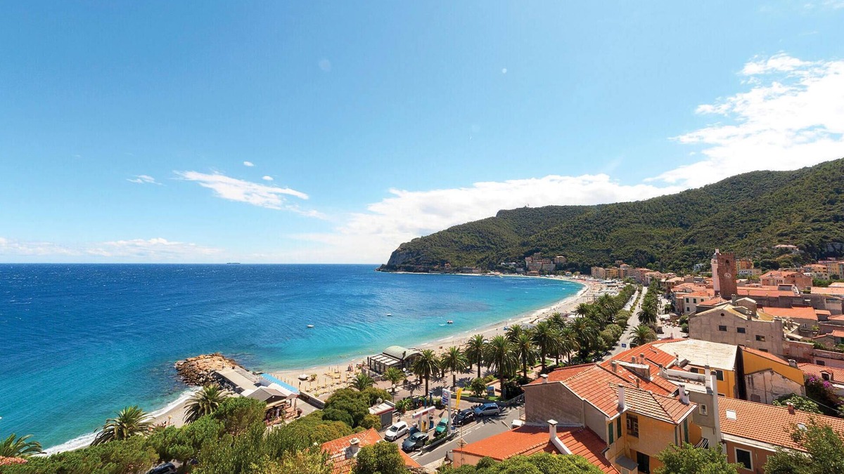 Cogoleto Apartment | Enjoy the view of the blue sea and the nearby beach with your family.