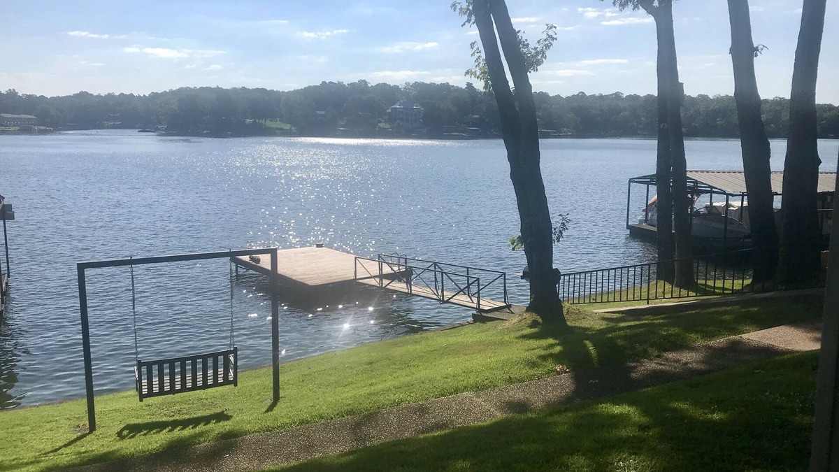 Rockwell Condo | Enjoy this 2BR/2BA condo on Lake Hamilton’s main channel. Minutes from downtown!