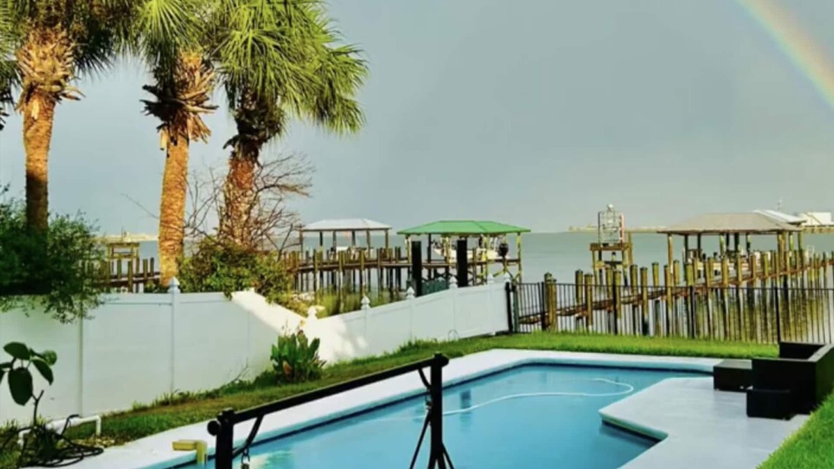 Fort George Island House | Enjoy this Little paradise detached guest house with your loved ones! pool, Dock