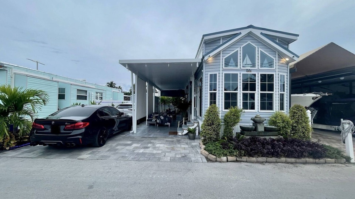 Key Largo RV Rental | Enjoy this modern and cozy house in Key Largo Florida.