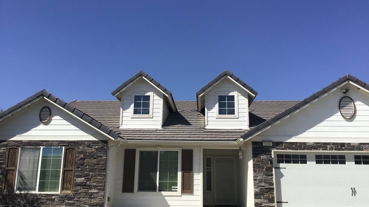 Lemoore House | Enjoy this warm residential property located near hwy 198 and hwy 41. n