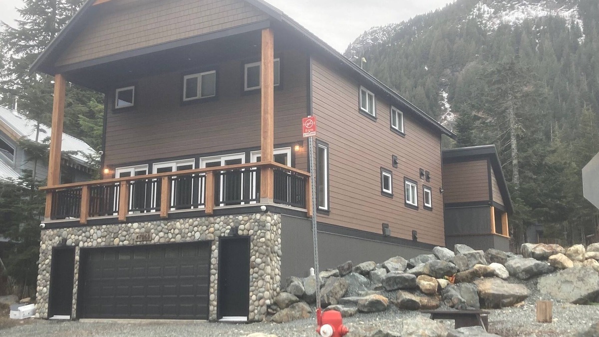 Hemlock Valley Cabin | Enjoy time with family or friends in this new rental on Sasquatch Mountain !