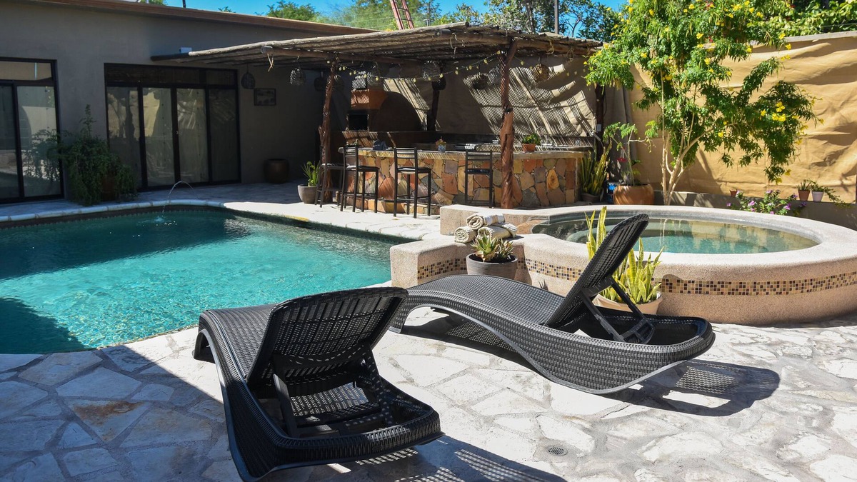Esterito House | Enjoy Unique Saltwater Pool & BBQ - near Downtown